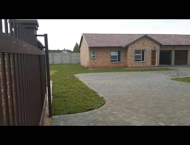 2 BEDROOM TOWNHOUSE FOR SALE IN RIVERSDALE